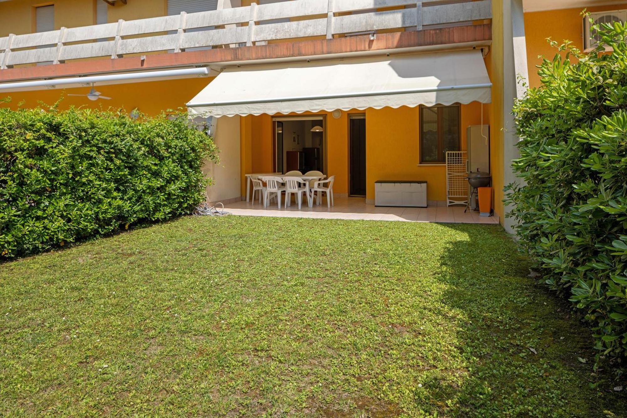 Lira Con Giardino Apartment *